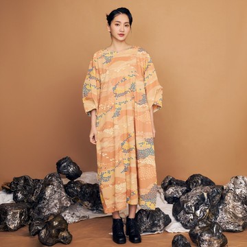 霧靄晨光2.0-苞袖排扣長洋裝_荒地探險