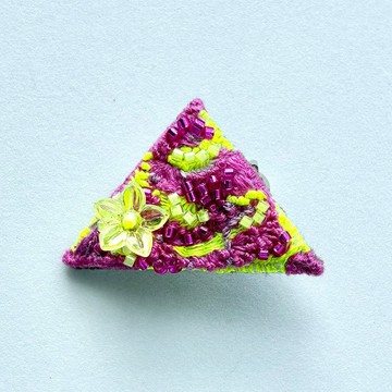 「Cute red purple×neon yellow」三角形／手工刺繡胸針，簡約的點綴選擇