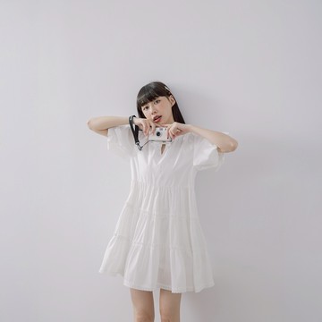 QUEENSHOP_ S 女裝 荷葉剪接澎袖造型短洋裝 兩色售 現+預 【01087030】