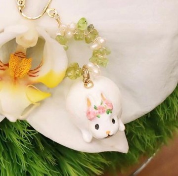 戴花環的肥兔兔丸 橄欖珍珠 | 一對耳勾 | 耳夾