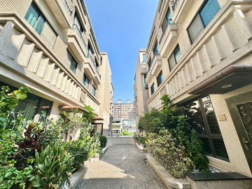 ⭐ 屋況極佳 大面寬可併排雙車別墅⭐｜台中市北屯區軍福十一路