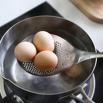 日本霜山 304不鏽鋼一體成形寬面大漏勺-31cm