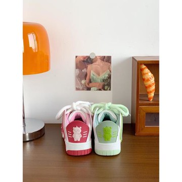 情侶鴛鴦面包鞋女2026新款春季嘻哈風撞色美式復古多巴胺板鞋子女