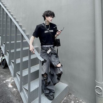 夏季小眾字母印花修身短袖T恤男設計感潮牌網紅痞帥短款墊肩上衣