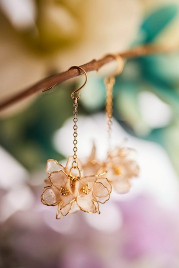 霧的花 - 手工耳環 樹脂耳環 水晶花 耳針 耳夾