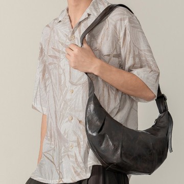 【花瓣首創】復古皮革立體疊褶牛角包/單肩斜挎包/通勤托特腋下包