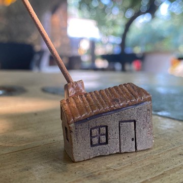 【タケ-TA KE Studio】紅屋頂房子。線香座