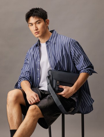 Calvin Klein 超輕型迷你郵差包