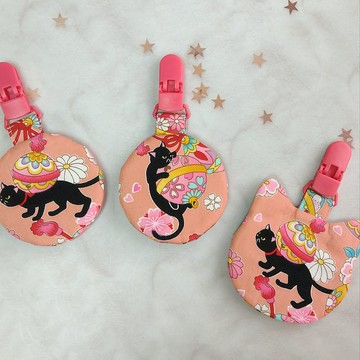 鈴鐺黑貓-2款可選。貓咪造型 圓形平安符袋 (可繡名字)