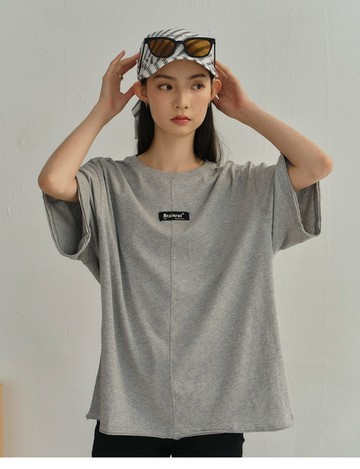 英文小字剪接寬版短TEE(麻灰)-中性