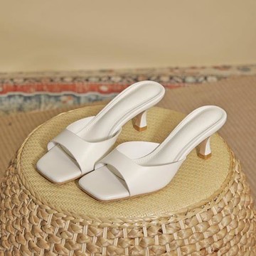 魚嘴涼鞋女2026年新款奶黃色高跟鞋女細跟一字拖露趾外穿涼拖女鞋