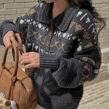 9th street 韓系費爾島提花毛衣｜復古翻領寬鬆慵懶針織上衣 韓系費爾島復古回歸🧶 翻領設計＋提花細節慵懶又高級，單穿或外搭都超有氣質感