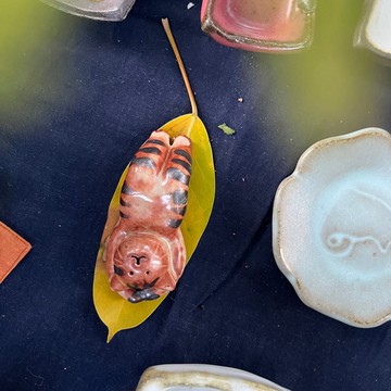 吃飽撐著 / 虎斑貓 / 陶