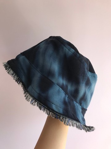 Bucket Hat 雙面漁夫帽 | 白色暗花紋配深藍色邊黑白藍色流蘇