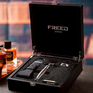 [快速出貨]【FREED】尊爵四件雙刃刮鬍刀禮盒- F滿版鍍鎳浮雕 客製化刻字  生日禮物 送禮推薦  男生禮物 摩羯座 水瓶座 禮物獨家 新品上市 情人節禮物