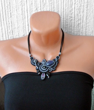 綴有砂金石的黑色項鍊，手工設計師項鍊