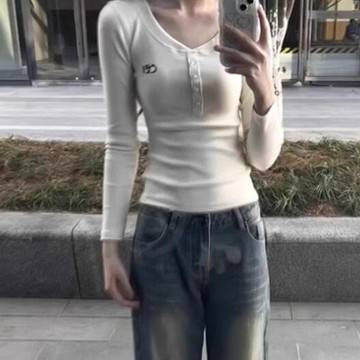 衣時尚 上衣 長袖T卹 打底衫S-2XL 新款美式V領刺繡德絨打底正肩設計長袖辣妹修身短款顯瘦上衣-6470.