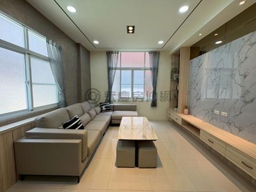 瑞隆商圈翻新車庫面寬型透天近輕軌站｜高雄市前鎮區崗山西街