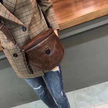 馬鞍包包女2021新款韓版百搭真皮半圓包寬肩帶單肩斜挎復古腰包女