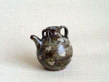 圓點紋帶柄注器 a