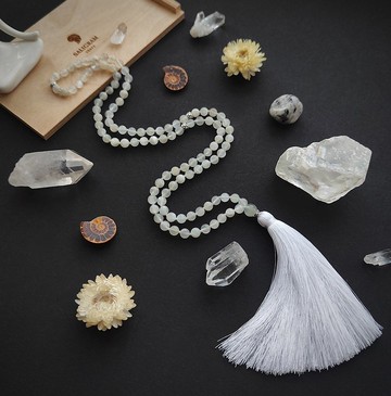 Mala WHITE LOTUS - 縞瑪瑙、月光石與銀質流蘇，靜心念珠