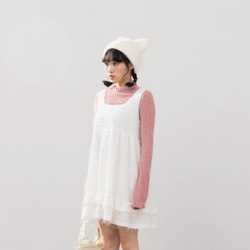 QUEENSHOP_F 女裝 羽毛光澤亮片荷葉裙襬短洋裝 兩色售 現+預 【01087234】