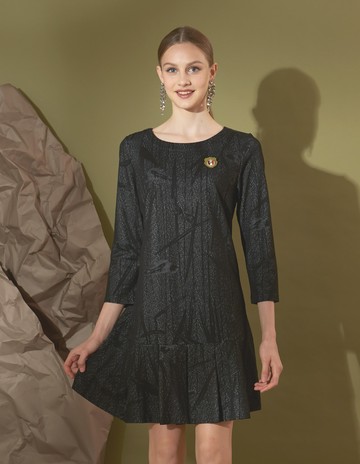 ★【喜芝梅】夜宴禮讚 暗色花紋皇家徽章波浪裙擺洋裝(黑色；M-2L) 224470907