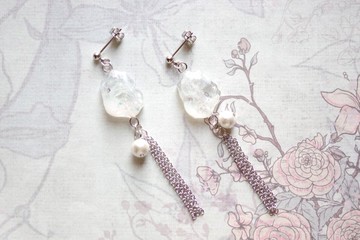 樹脂藝術 立體紋理與棉珍珠及流蘇耳環・白色風暴