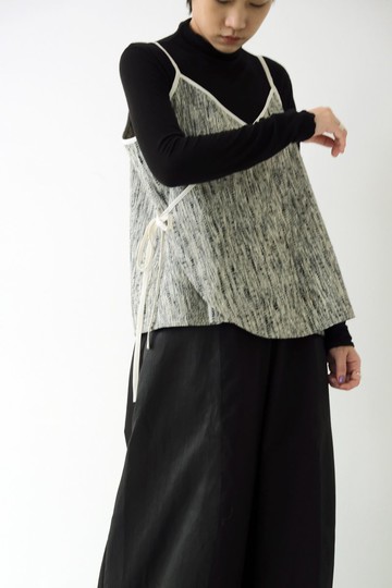 川 衣 WEAR BEING  細肩帶絲質交襟背心  米白X黑白織紋