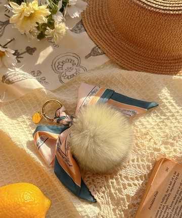 絲巾蝴蝶結狐毛球圓牌吊飾-晌午悠遊-小美好系列(BC96494-29)