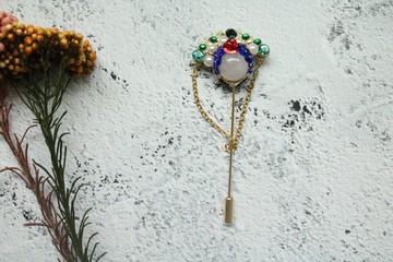 古風臉譜造型胸針天然石胸花