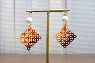方形tatting lace與棉珠耳環・金茶色