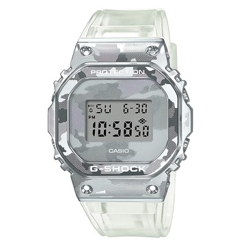 CASIO 卡西歐 G-SHOCK 手錶 耐衝擊構造 防水深度達200米 碼錶/倒數計時/多功能鬧鈴 自動日曆 GM-5600SCM-1DR  灰迷彩錶殼 + 透明錶帶