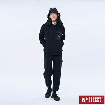 中性款 男女異材質貼袋帽T 淺灰色 (560945) 【5th STREET】