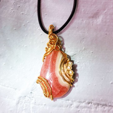 【獨一無二款】愛情滋潤的花瓣 | 紅紋石項鍊(附皮繩) 金屬編織