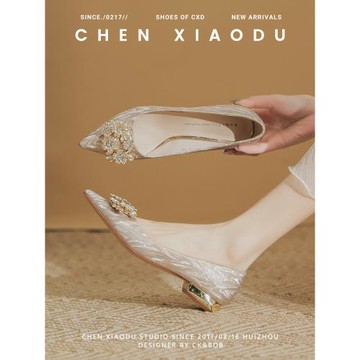 金色粗跟婚鞋小眾高級感新娘鞋亮片水晶水鉆淺口平底伴娘鞋單鞋女