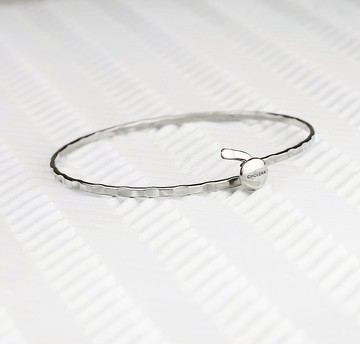 鍛敲彎扣不鏽鋼手鐲 / 銀色