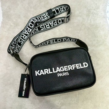 【卡爾｜全新】現貨 KARL LAGERFELD 相機包 2色可選 經典款 文字 雙拉鍊 斜背包｜Little Bee 小蜜蜂精品