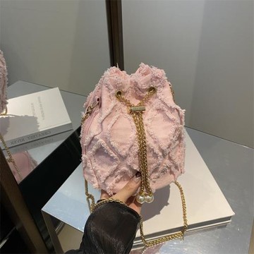 小眾設計牛仔菱格水桶包新款斜挎歐美潮流抽繩流蘇珍珠鏈條斜挎包
