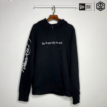 NEW ERA 帽踢 李小龍聯名系列 經典名句連帽Ｔ 黑 上衣 長袖  帽踢 【TCC】