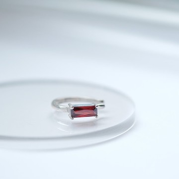 迷你石榴石方形耳骨夾 925 銀