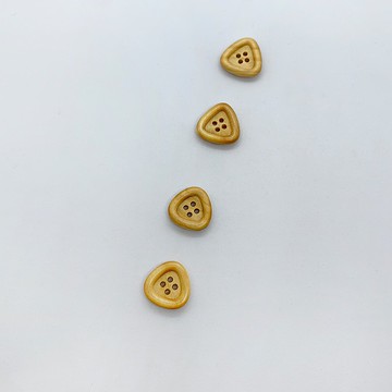 Hana Mokuba – 三角型4孔原木釦(中) (一包)