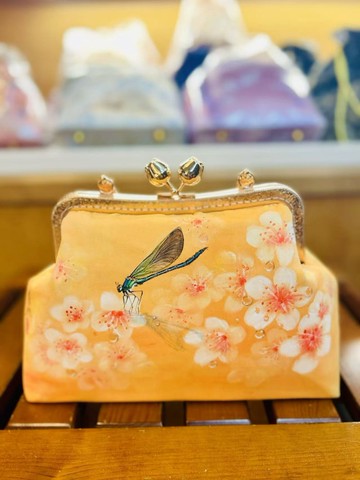 臺灣知名畫家手繪精品口金包櫻醉蜻蜓現貨款