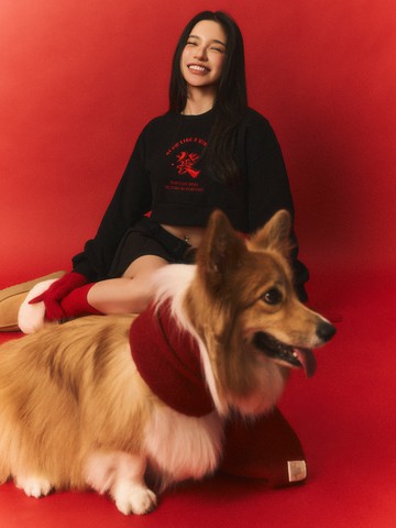 GLOW LIKE A WINNER；發財寶寶絨短版大學T