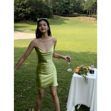 牛油果綠色蕩領醋酸緞面吊帶連衣裙女夏季性感短裙子2023新款女