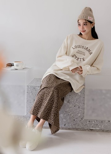 寬領字母長上衣