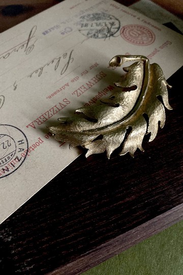 Pastelle 美國古董品牌 包金髮絲紋葉子胸針