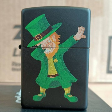 【現貨】美國 Zippo 打火機 正品 Dabbing Leprechaun 愛爾蘭妖精 嘻哈超人舞 (型號 49124