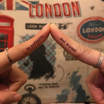 OhMyTat 閏密 To Infinity and Beyond 刺青圖案紋身貼紙 (2 張)