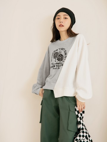 玩轉百tee．寬版不對稱拼接印花大學T